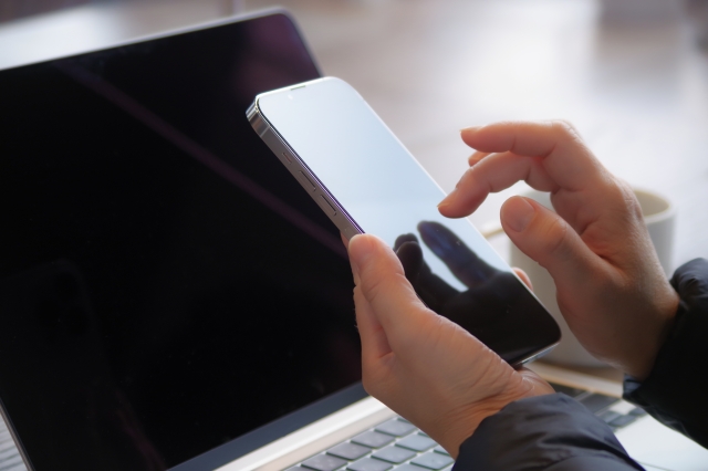 スマホからお問い合わせをする様子 | 愛知県の光学機器の設計・試作・測定 | 株式会社LABOPT