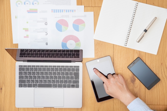 デスクの上のPC、資料 | 愛知県の光学機器の設計・試作・測定 | 株式会社LABOPT