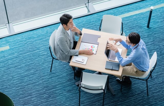 男性2人でミーティングをする様子 | 愛知県の光学機器の設計・試作・測定 | 株式会社LABOPT